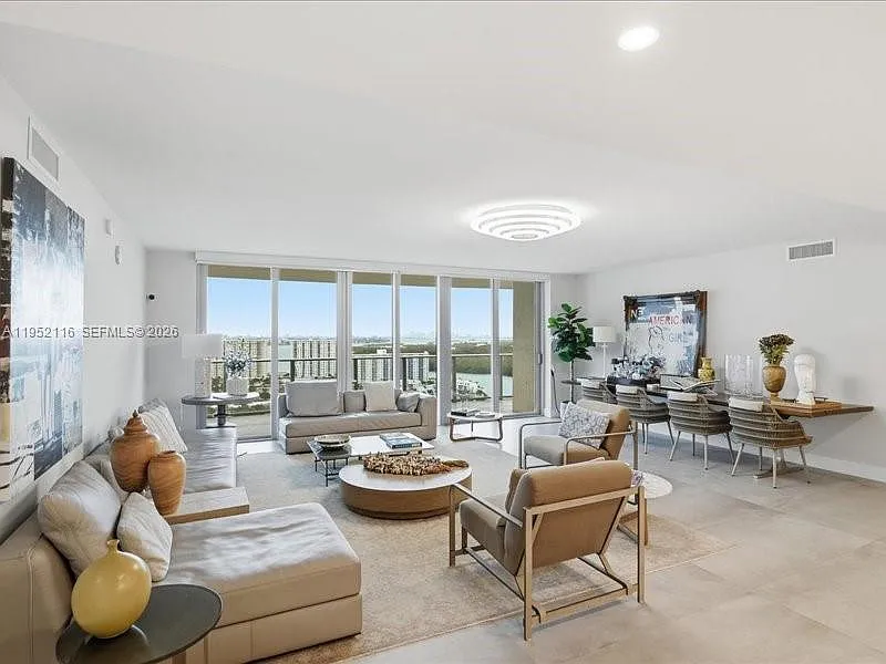 Parque Towers Condo — Photo 4