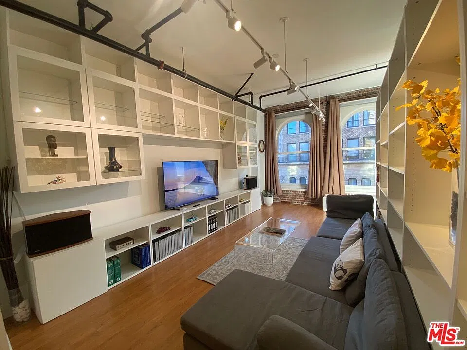 253 S Broadway St — Photo 4