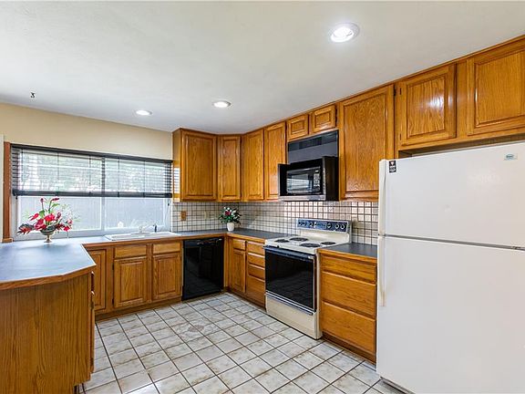 4th image of 1113 Coffeyville Ct