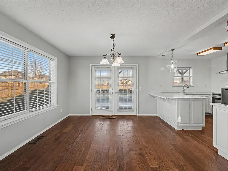 1092 N Main St — Photo 10