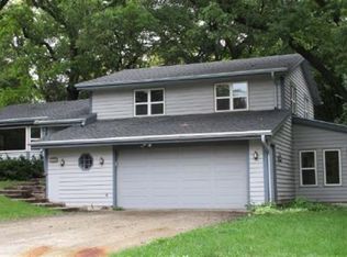 1040 S Imperial Dr, Hartland, WI 53029