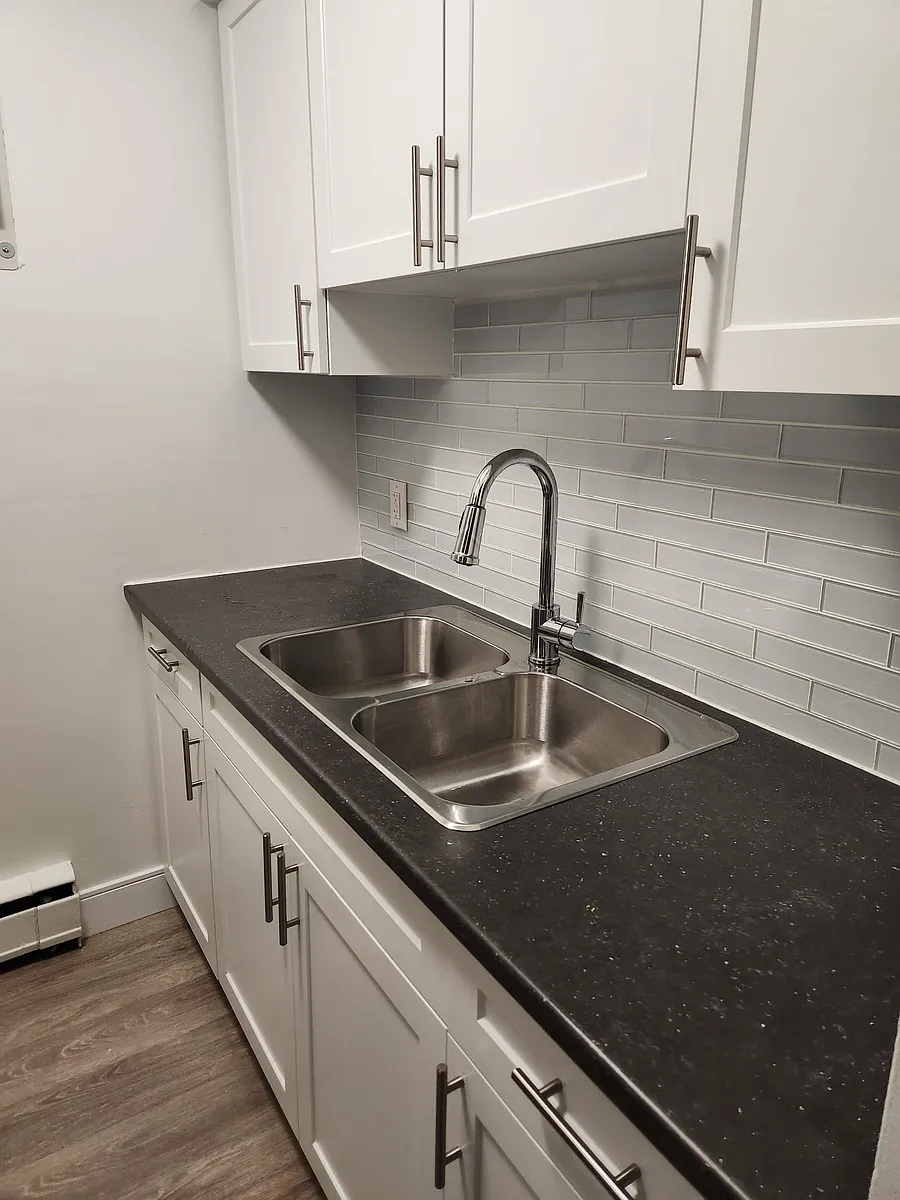 Building Photo - 21 Stirling Ave S #17