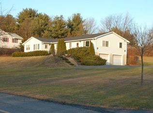 136 Shadow Ridge Dr, Brodheadsville, PA