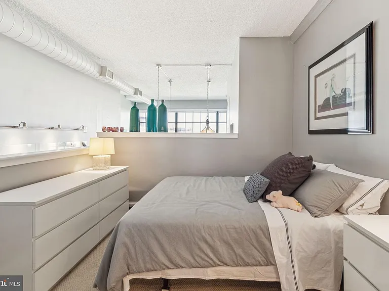 2429 Locust St #302 — Photo 24