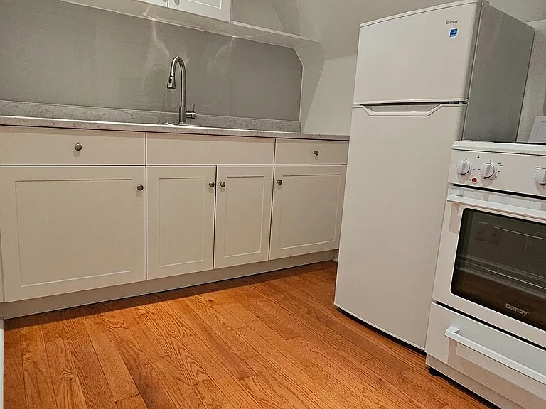 389 Westmoreland Ave N #2 — Photo 5