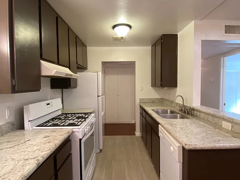 21000 Parthenia St #2 — Photo 7
