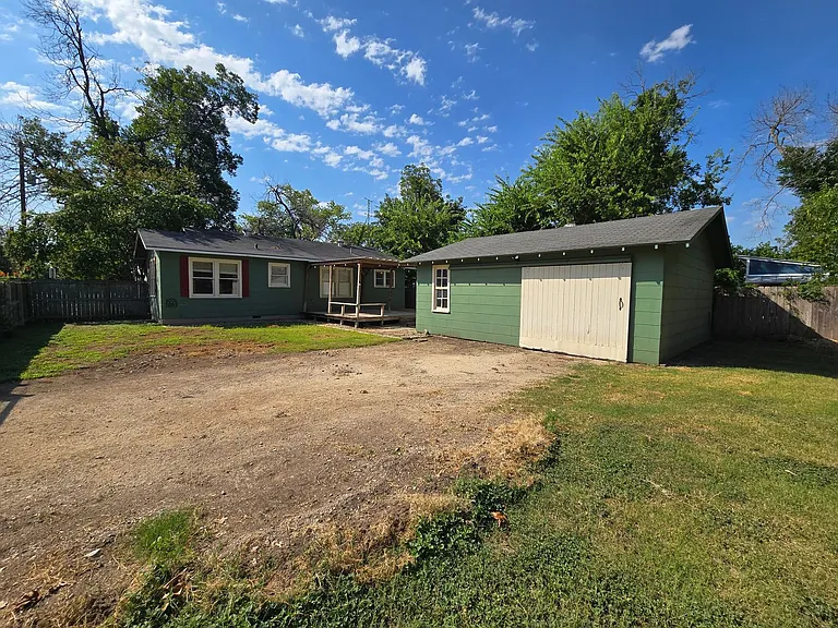 893 Pine St — Photo 22