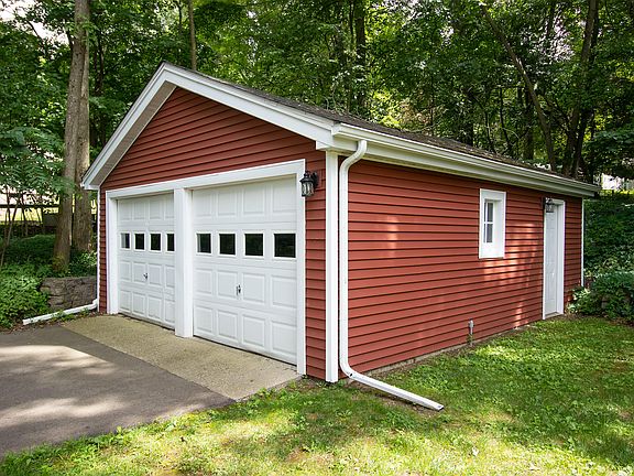 4th image of 11 Brookfield Dr