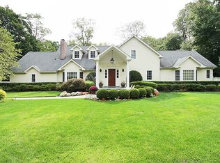 19 Meadowood Ln, Glen Head, NY 11545