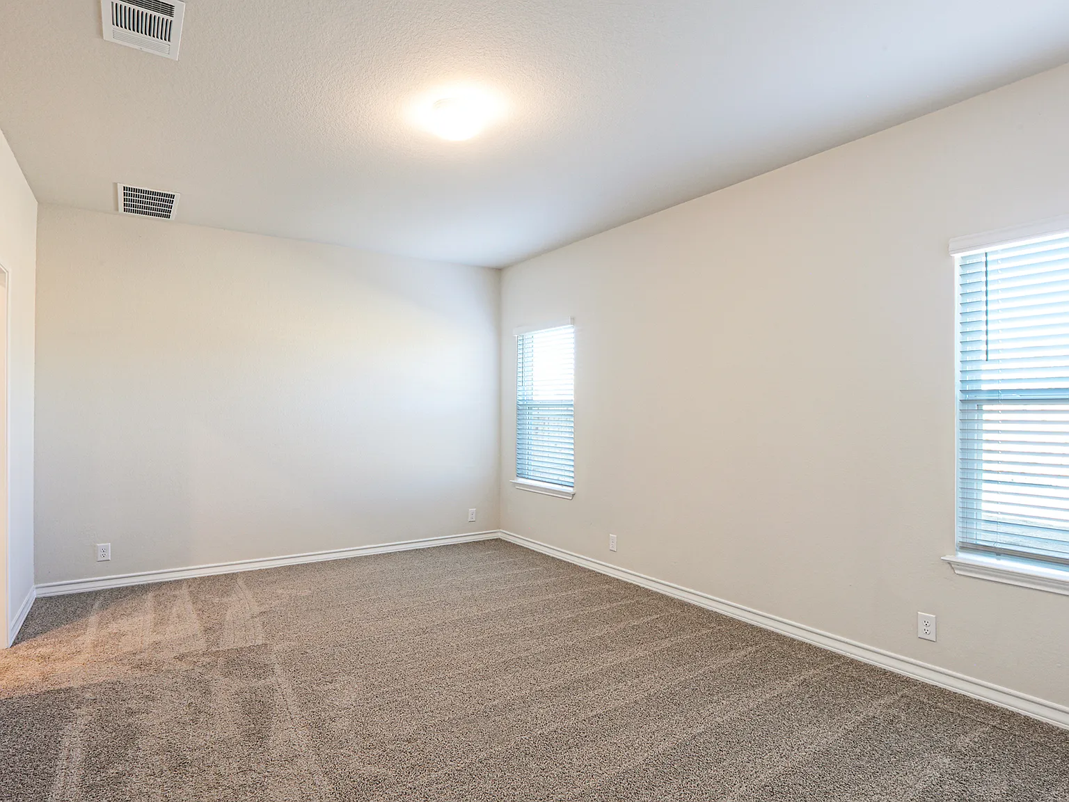 5 bed, 3.5 bath, 2678 sqft, $2,950 — Photo 4