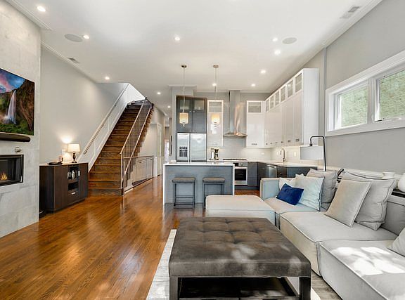 4th image of 1021 N Honore St #3