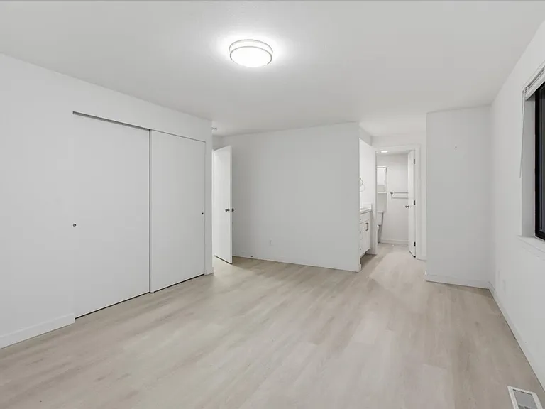 12017 NE 68th Pl — Photo 11