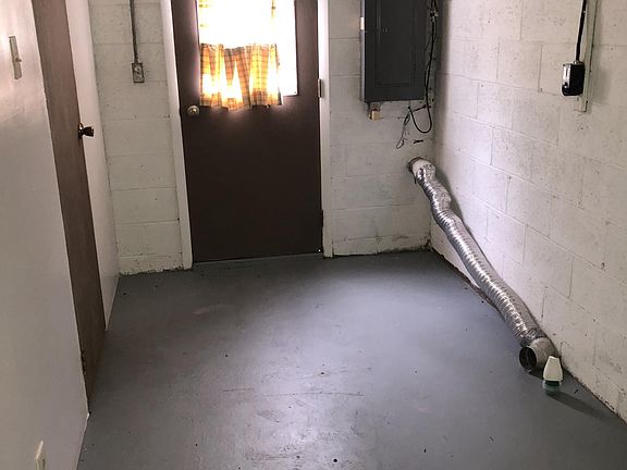 Laundry room with access to 1 car integral garage