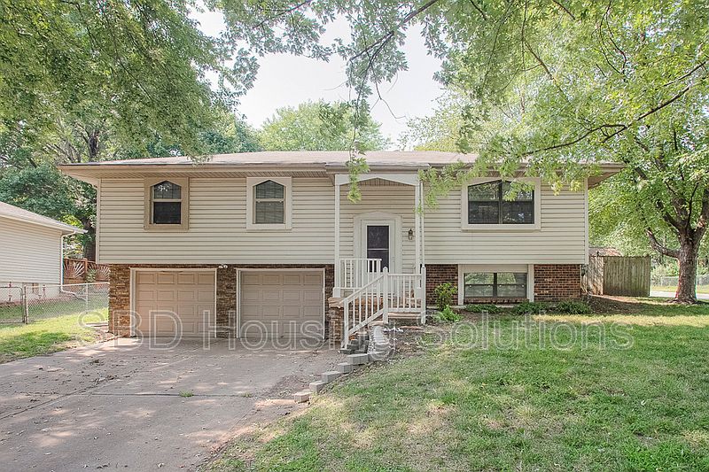 1st image of 200 SE Crestwood Dr