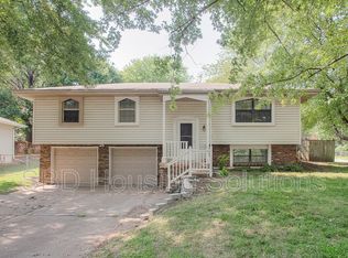 200 SE Crestwood Dr, Lees Summit, MO 64063