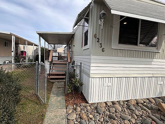 Fenced yard, pet friendly