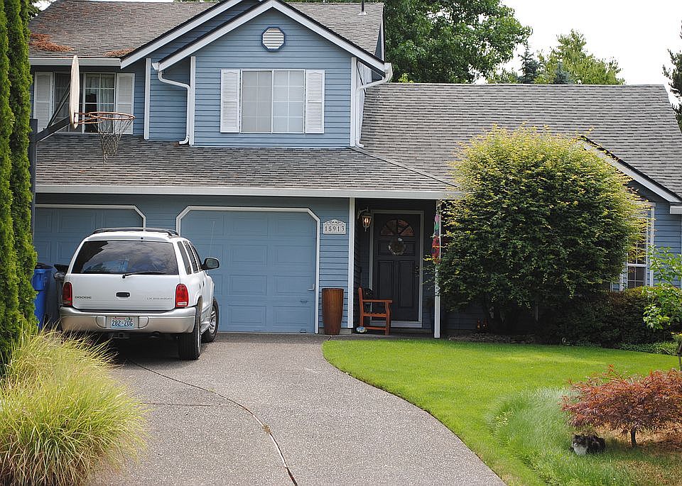 Front of home/2 car garagae