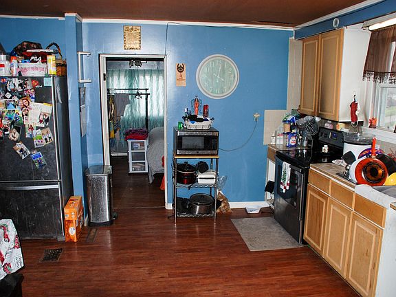 4th image of 302 E Poplar St