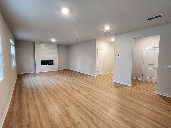 5th image of 297 Springwood Ln