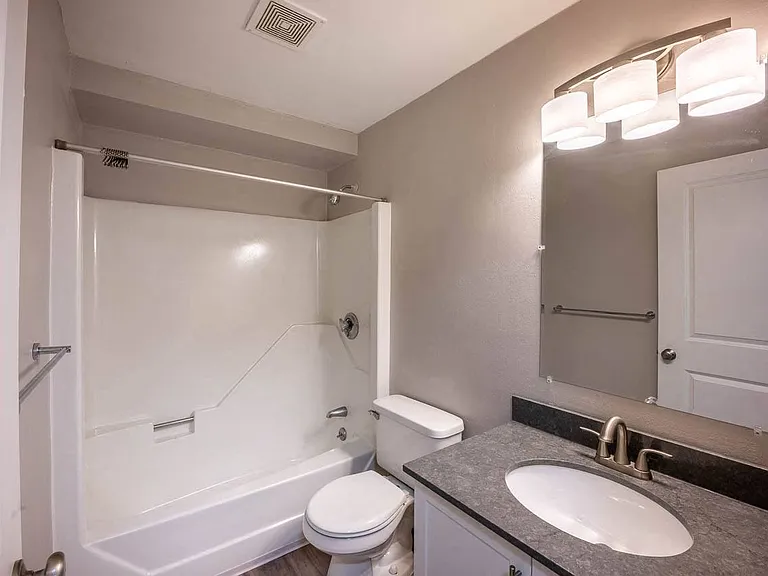 Kent Apartments — Photo 8