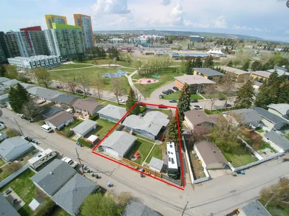 2940 W Blakiston Dr NW, Calgary, AB T2L 1L6