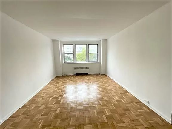 5th image of 60 Knolls Cres APT 2B