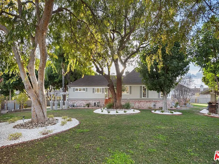 915 Edie Dr — Photo 3