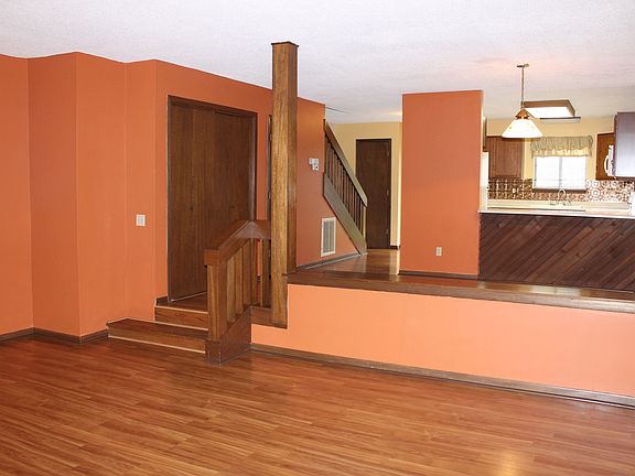 4th image of 523 Manor Dr