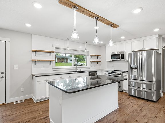 5th image of 5 Longfellow Ln