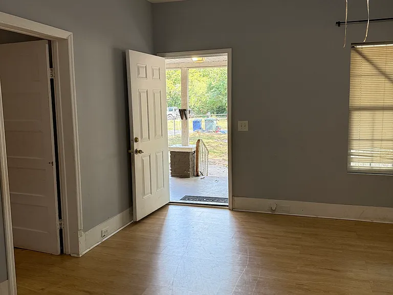 1006 W College St — Photo 5