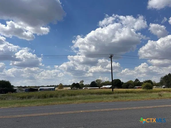 8915 Us Highway 87 W, La Vernia, TX 78121