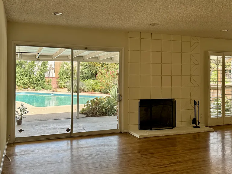 7928 Owensmouth Ave — Photo 8