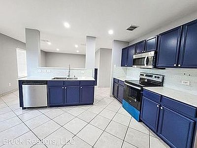 4th image of 2762 Hacienda Lake Dr