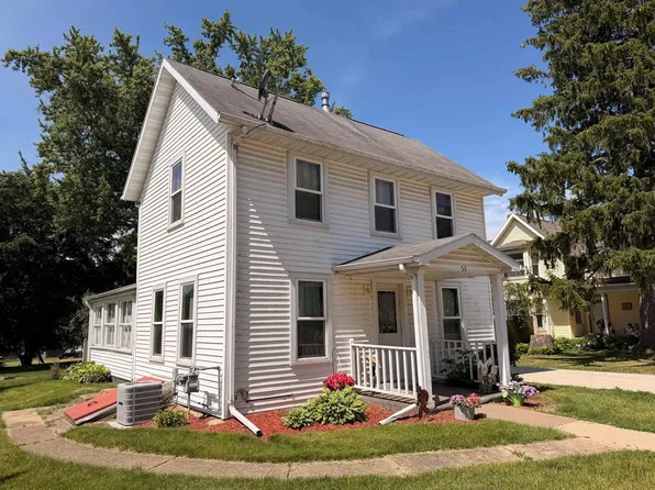 53 W Main St, Benton, WI 53803