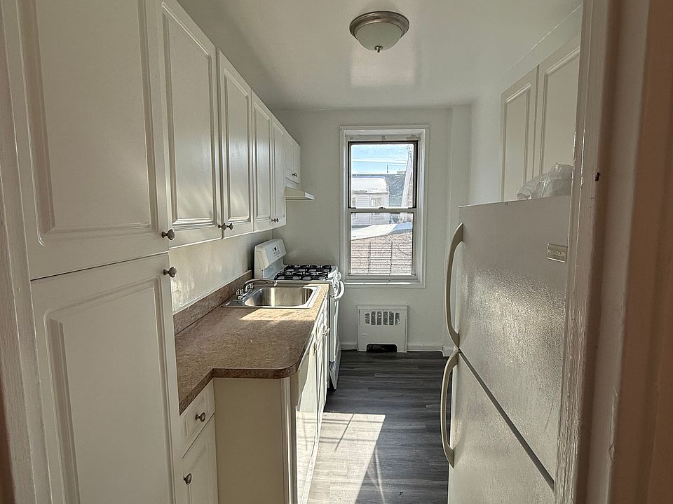 2nd image of 299 Saint Marks Pl Floor 3