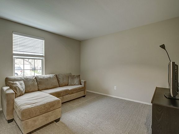 3rd image of 524 Eisenhower Ln