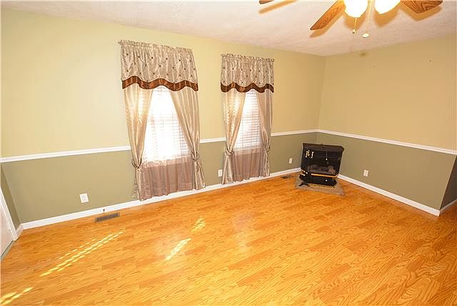 2nd image of 3550 Oakwood Rd