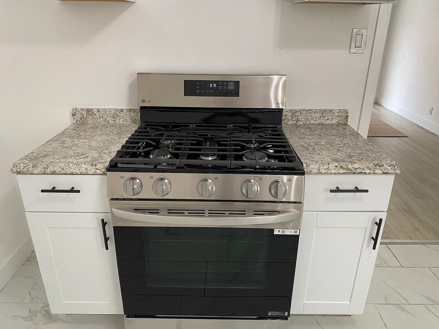 2 bed, 825 sqft, $1,350 — Photo 2