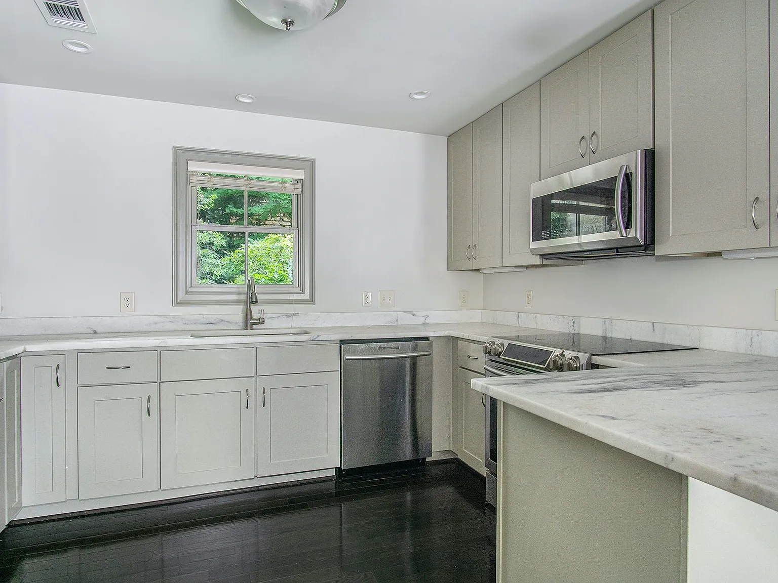 Ivory House — Photo 2