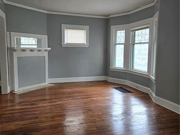 4th image of 9502 Empire Ave