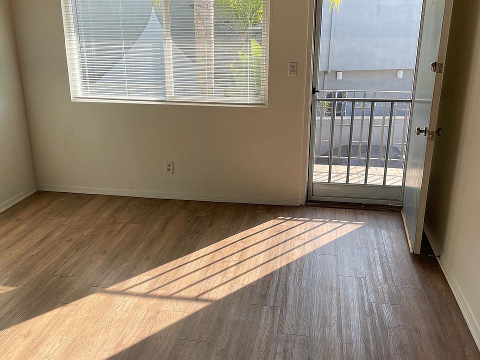 Entrance and living room.