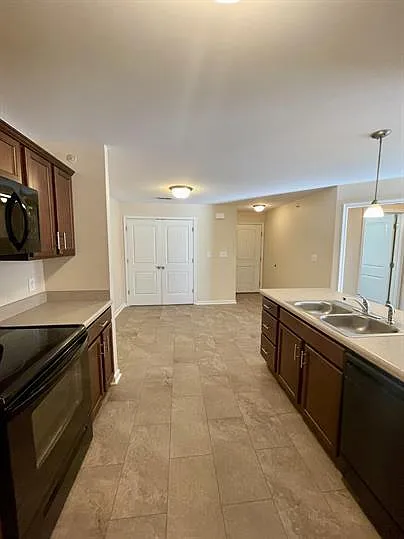 121 Colonnade Street — Photo 32