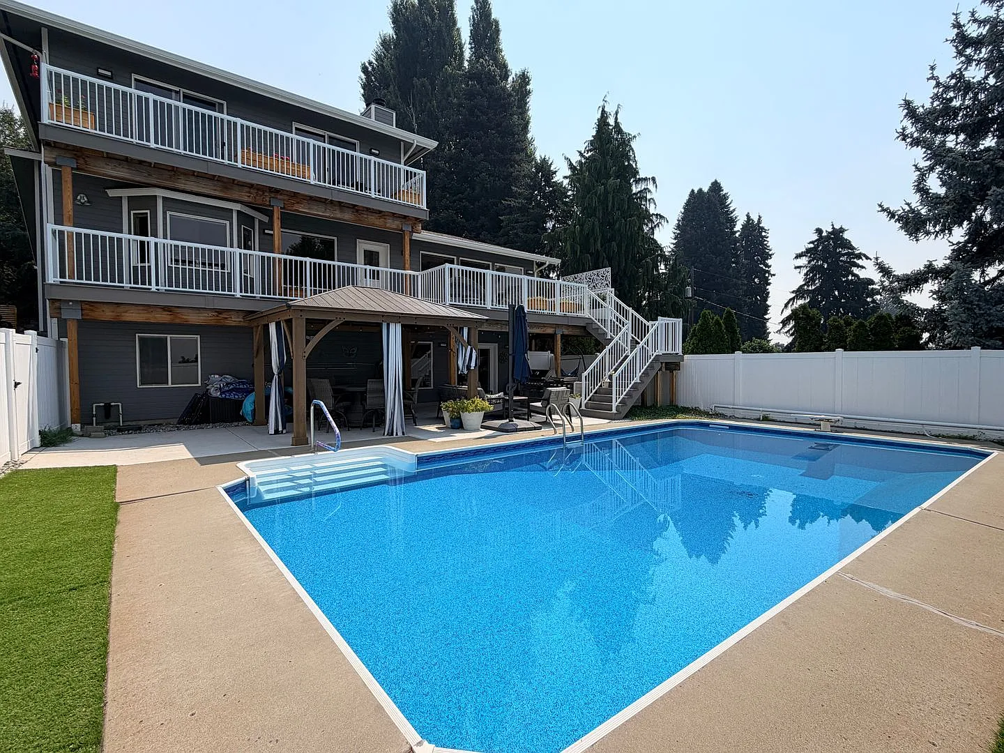 Executive 5 bed/4 bath home, POOL with pool service, decks with VIEWS, two kitchen/living room ar... — Photo 1