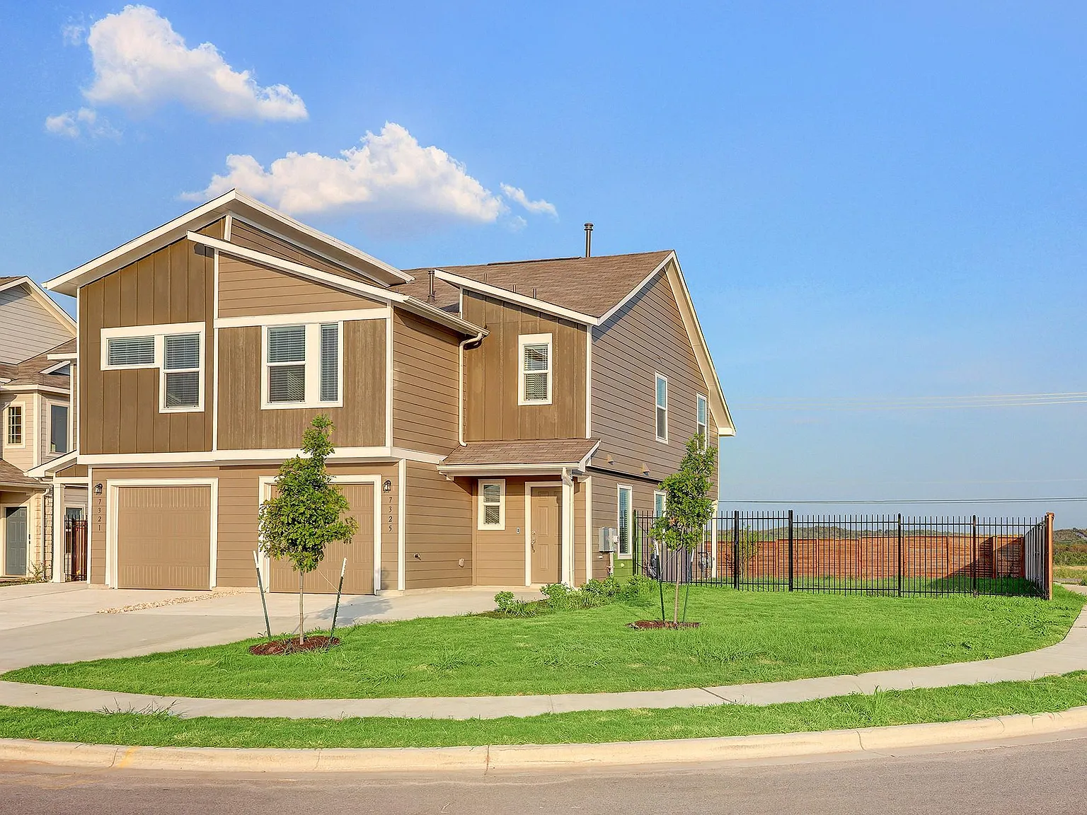 3 bed, 2.5 bath, 1467 sqft, $1,725 — Photo 1