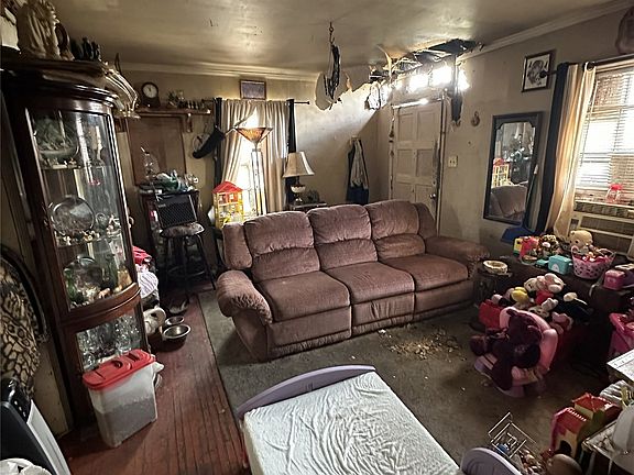 2nd image of 2032 E Woodrow St