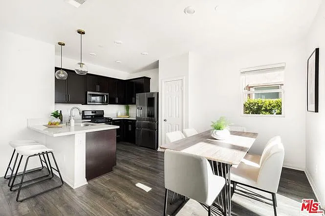 4 bed, 2.5 bath, 1891 sqft, $4,800 — Photo 3