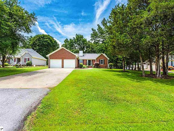 3rd image of 10 Montague Cir