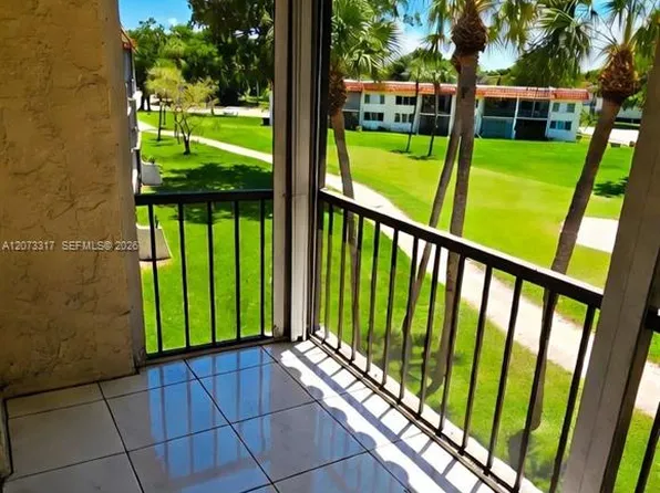 8911 S Hollybrook Blvd APT 310, Pembroke Pines, FL 33025