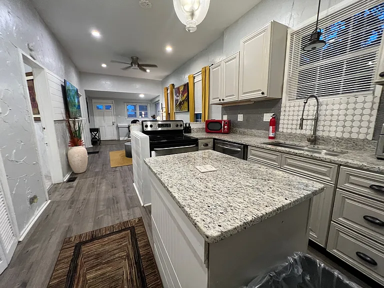1077 Hampton St NW — Photo 8