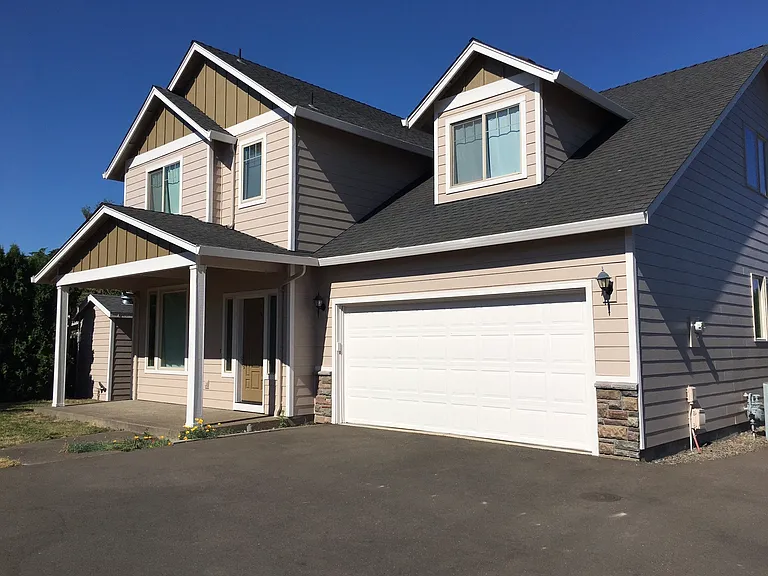 2288 Hollywood Dr NE — Photo 1